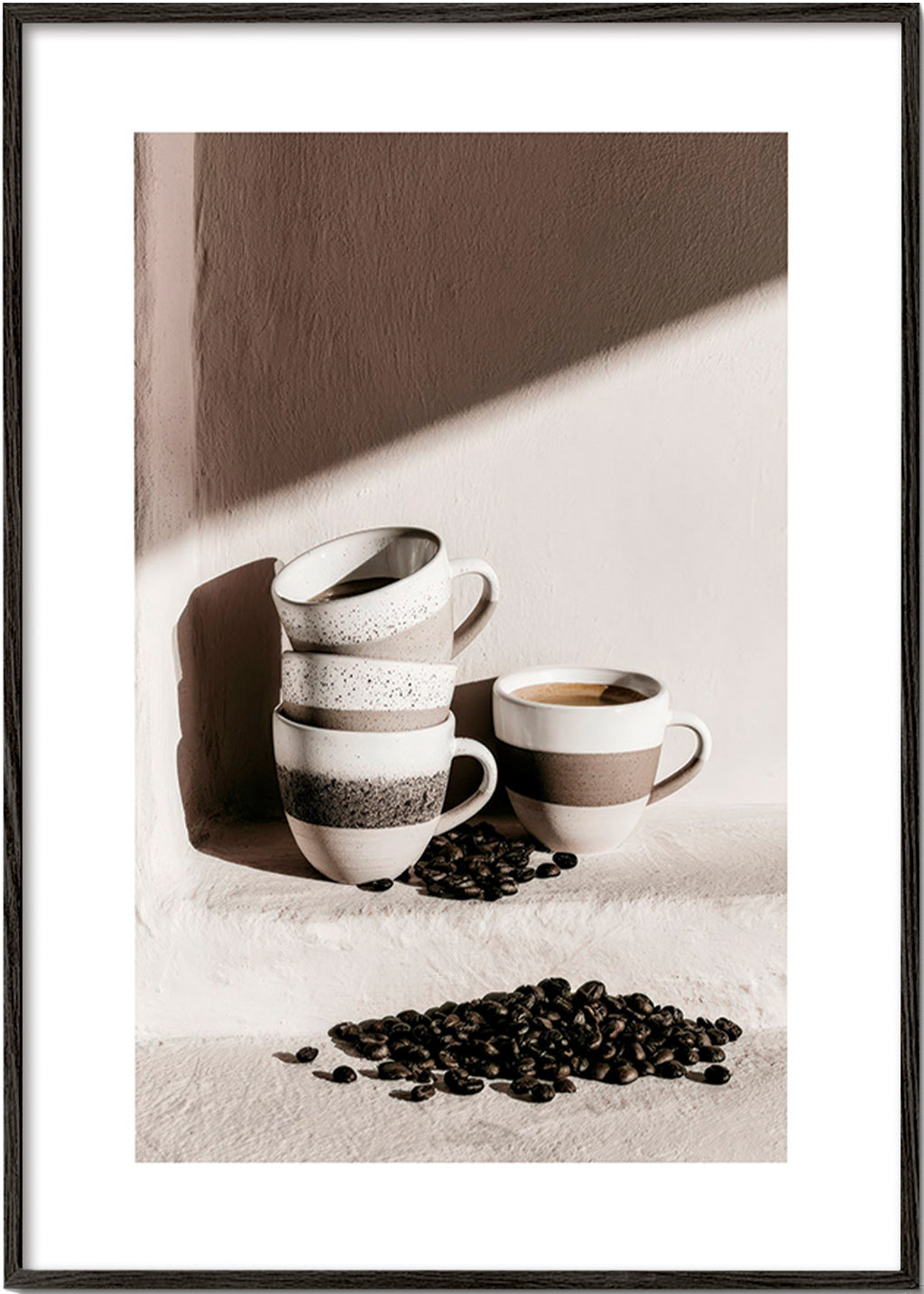 Arte da cucina con tazze impilate e chicchi di caffè