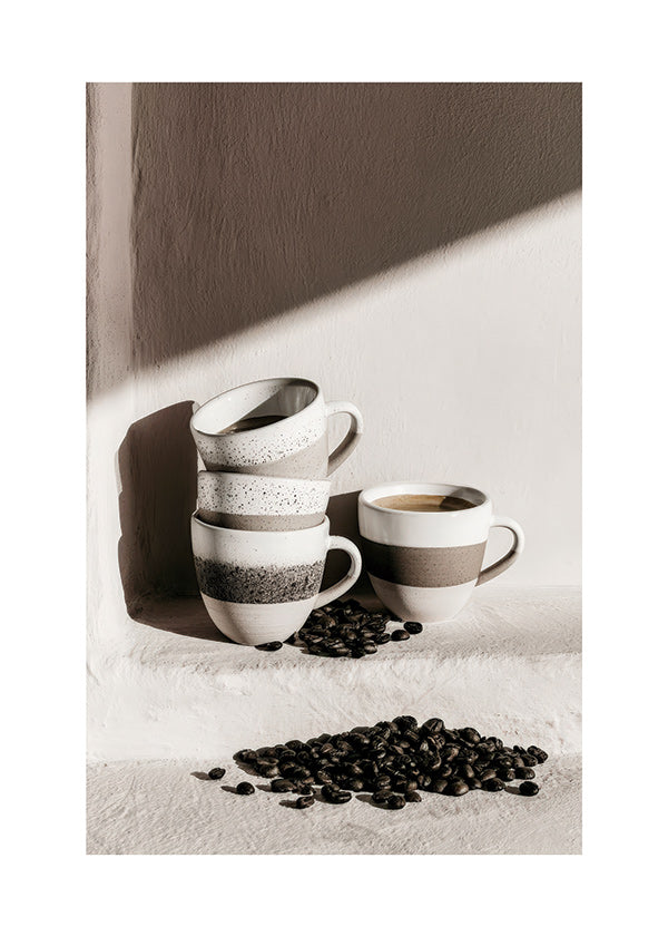 Arte da cucina con tazze impilate e chicchi di caffè