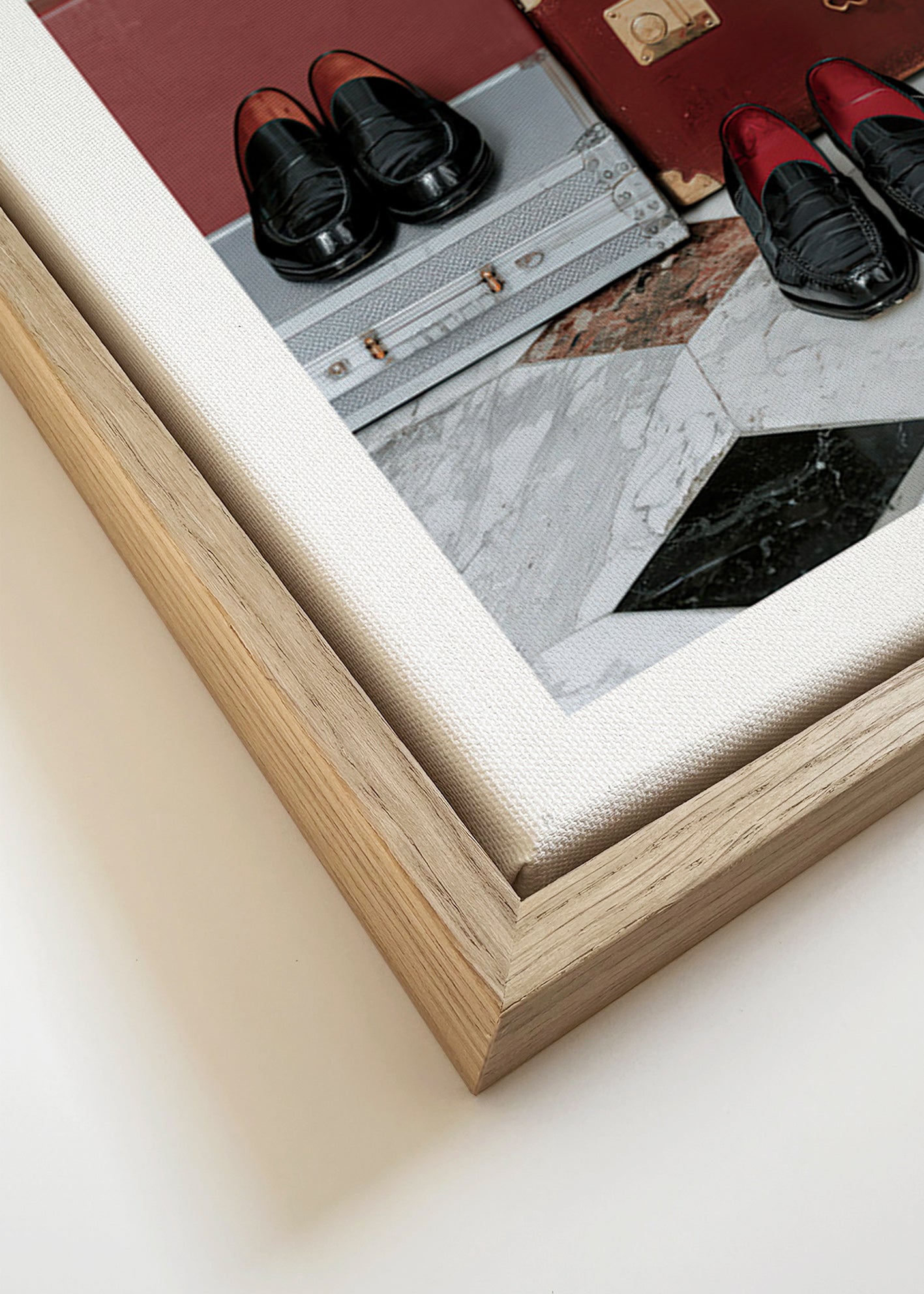 Quadro di viaggio con bauli vintage e mocassini lucidati