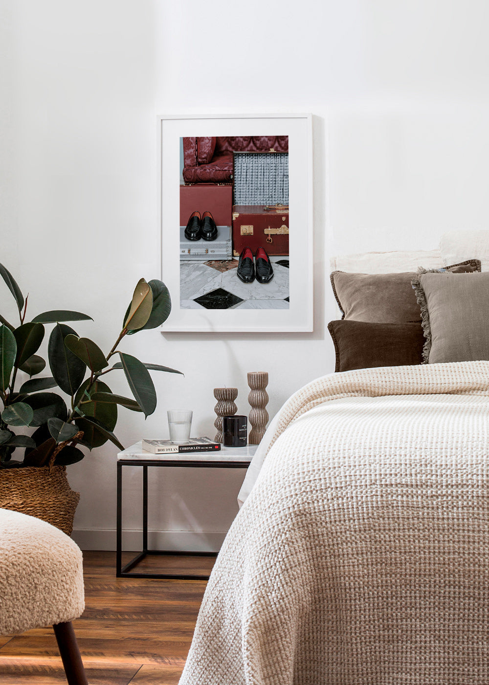 Quadro di viaggio con bauli vintage e mocassini lucidati
