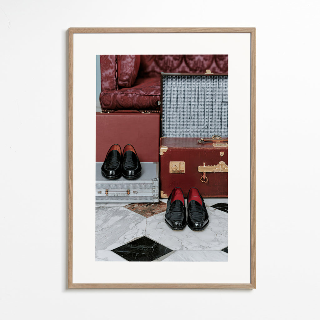 Quadro di viaggio con bauli vintage e mocassini lucidati