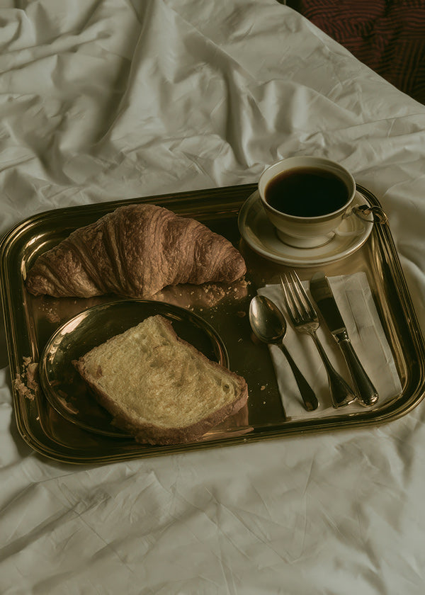 Arte da cucina con colazione su vassoio