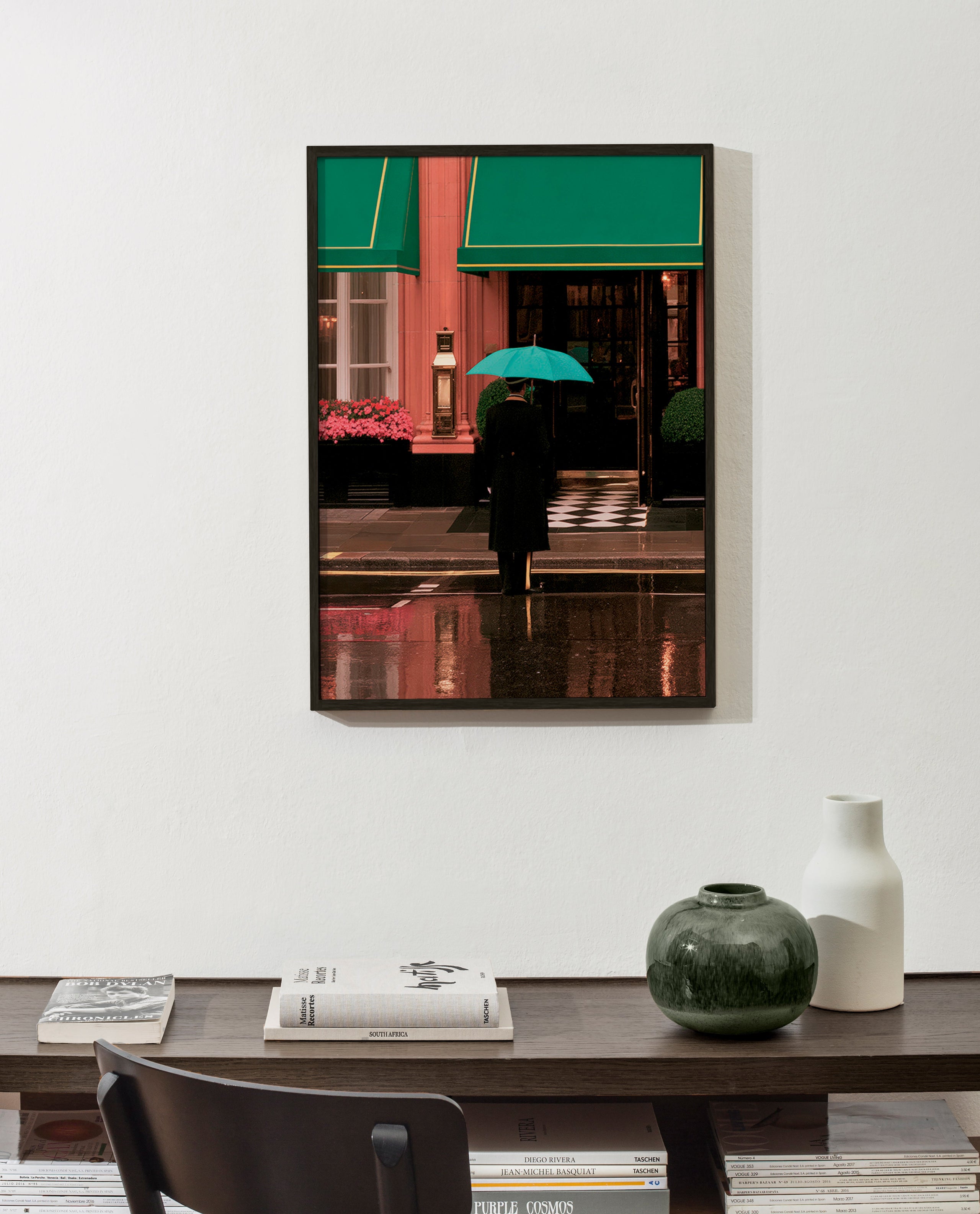 Fotografia cittadina: figura con ombrello e riflessi