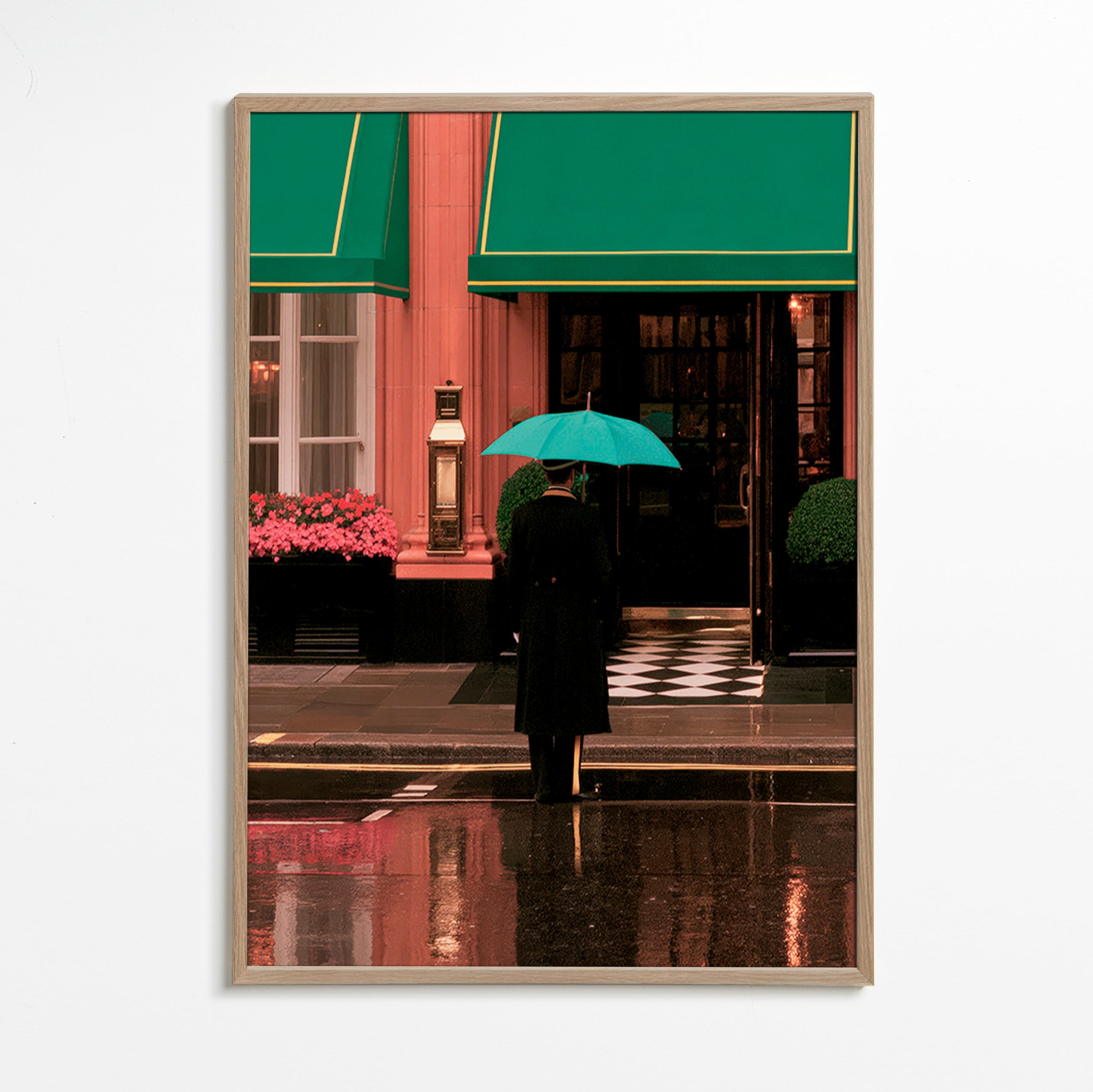 Fotografia cittadina: figura con ombrello e riflessi