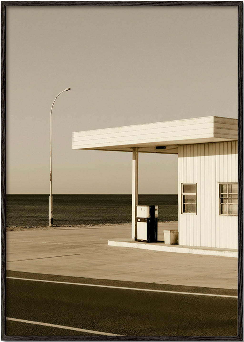 Quadro paesaggistico minimalista stazione costiera