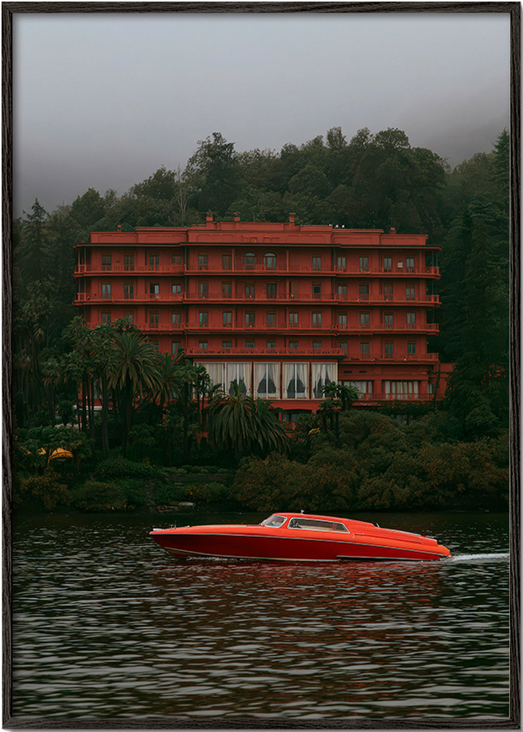 Quadro paesaggio con hotel rosso e motoscafo