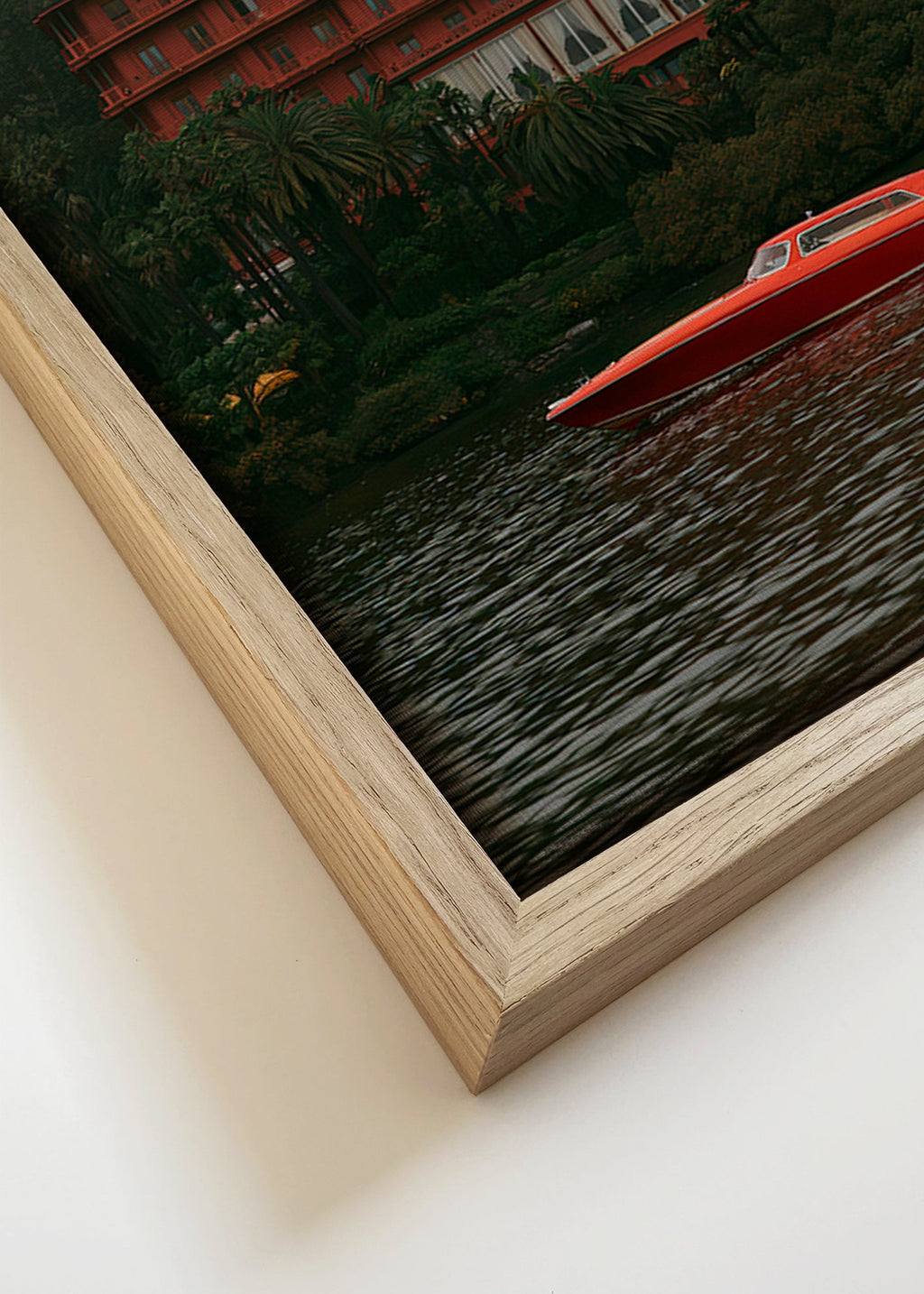 Quadro paesaggio con hotel rosso e motoscafo