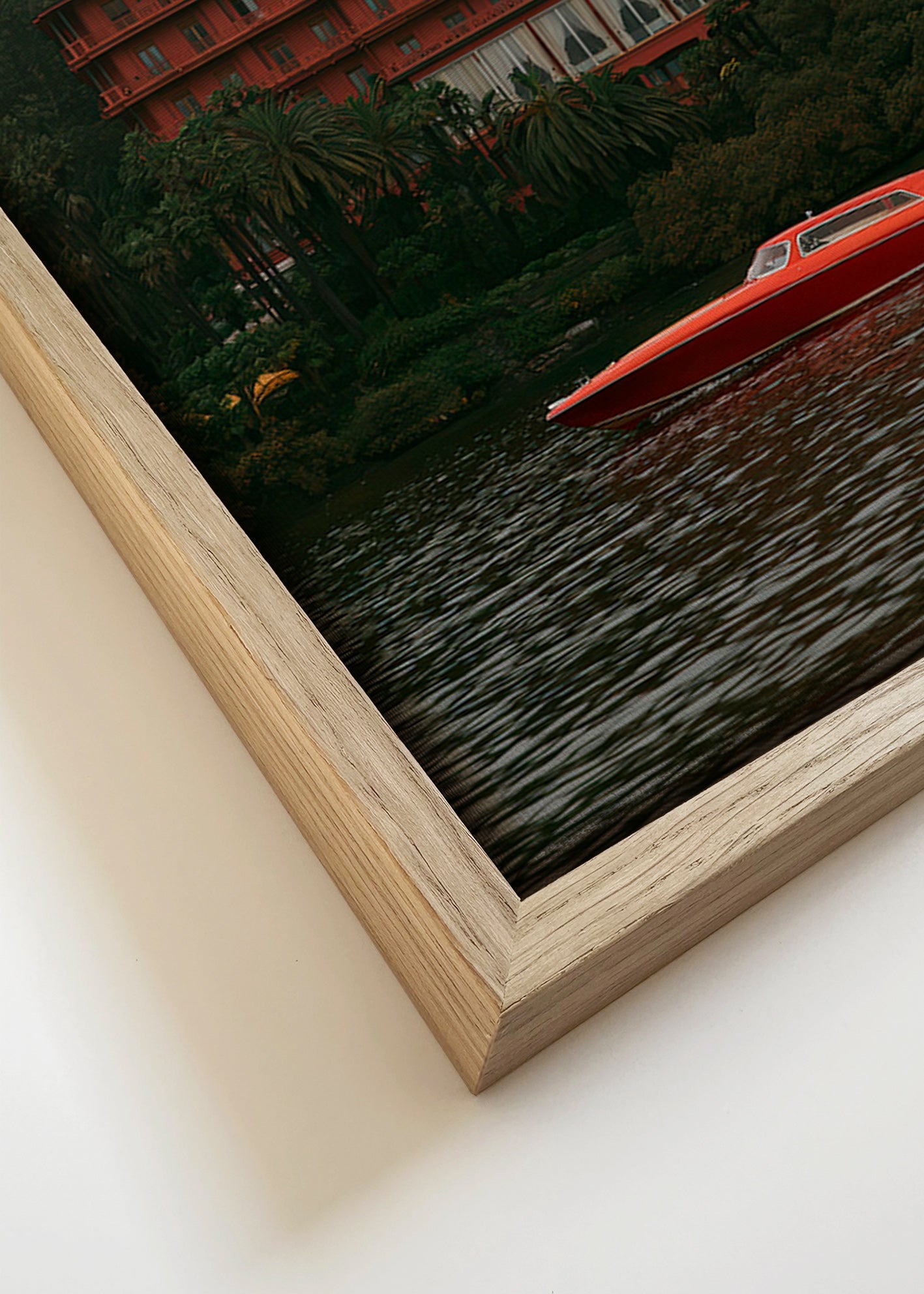 Quadro paesaggio con hotel rosso e motoscafo