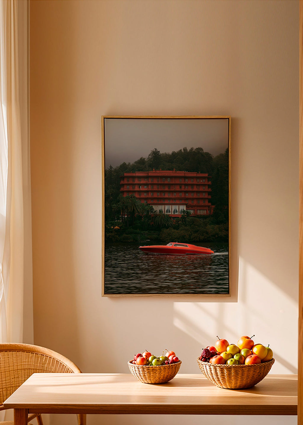 Quadro paesaggio con hotel rosso e motoscafo