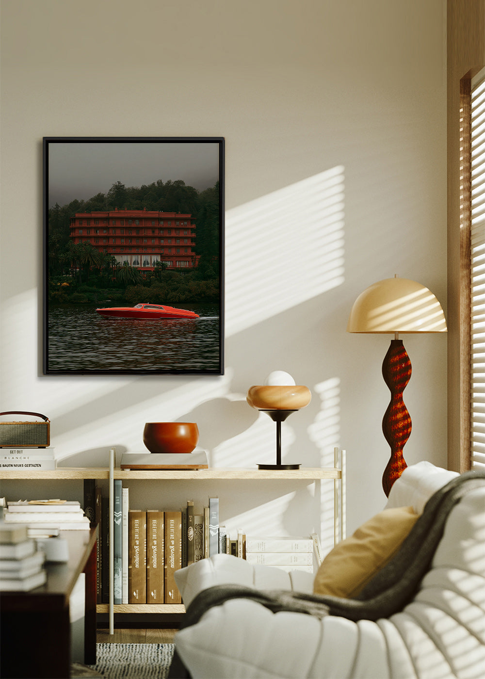 Quadro paesaggio con hotel rosso e motoscafo