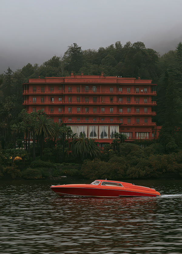 Quadro paesaggio con hotel rosso e motoscafo