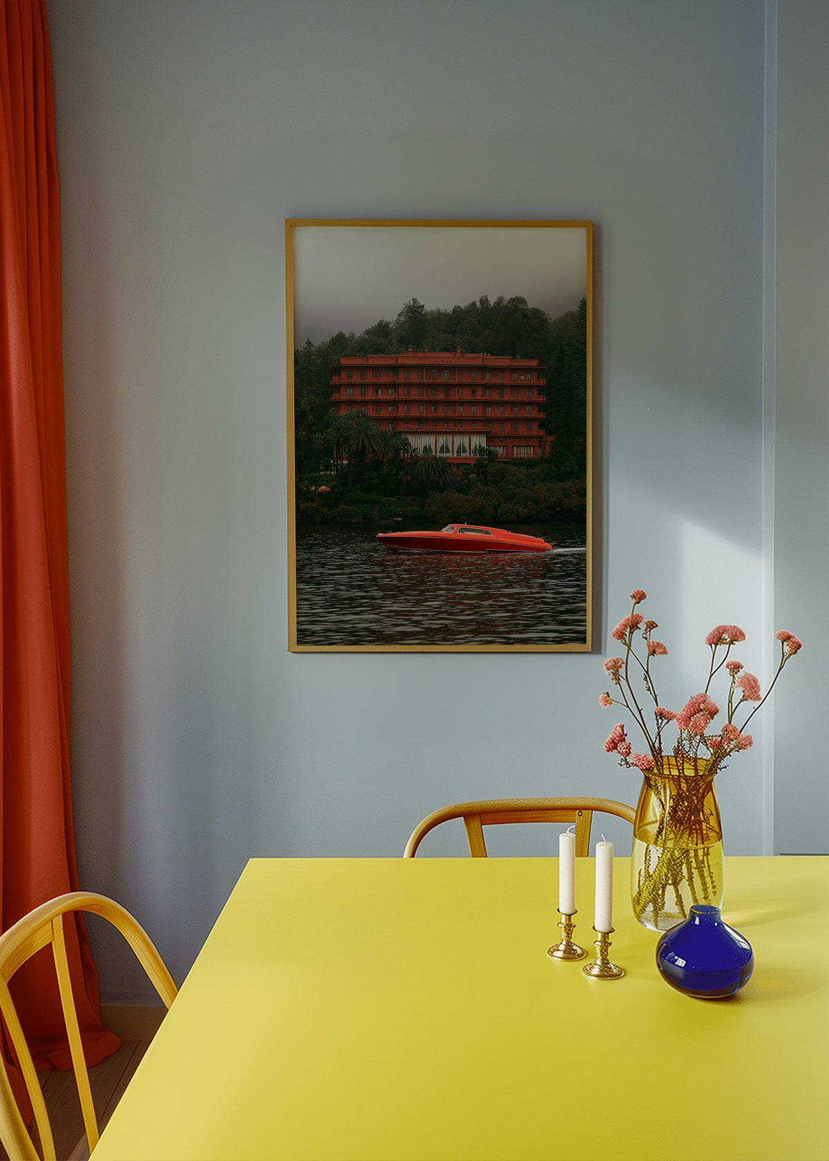 Quadro paesaggio con hotel rosso e motoscafo