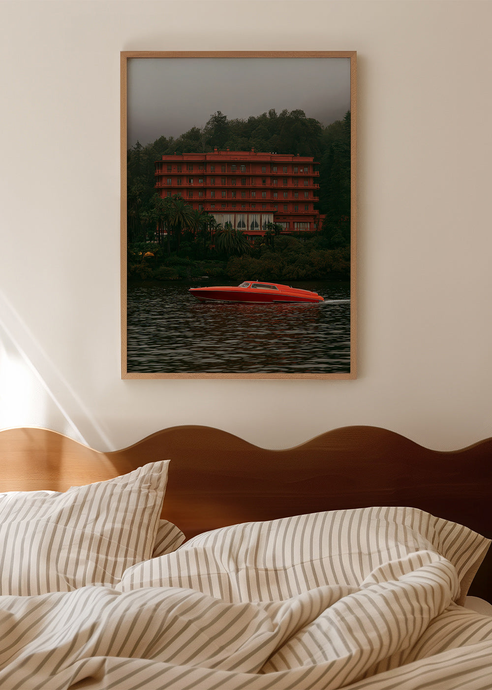 Quadro paesaggio con hotel rosso e motoscafo