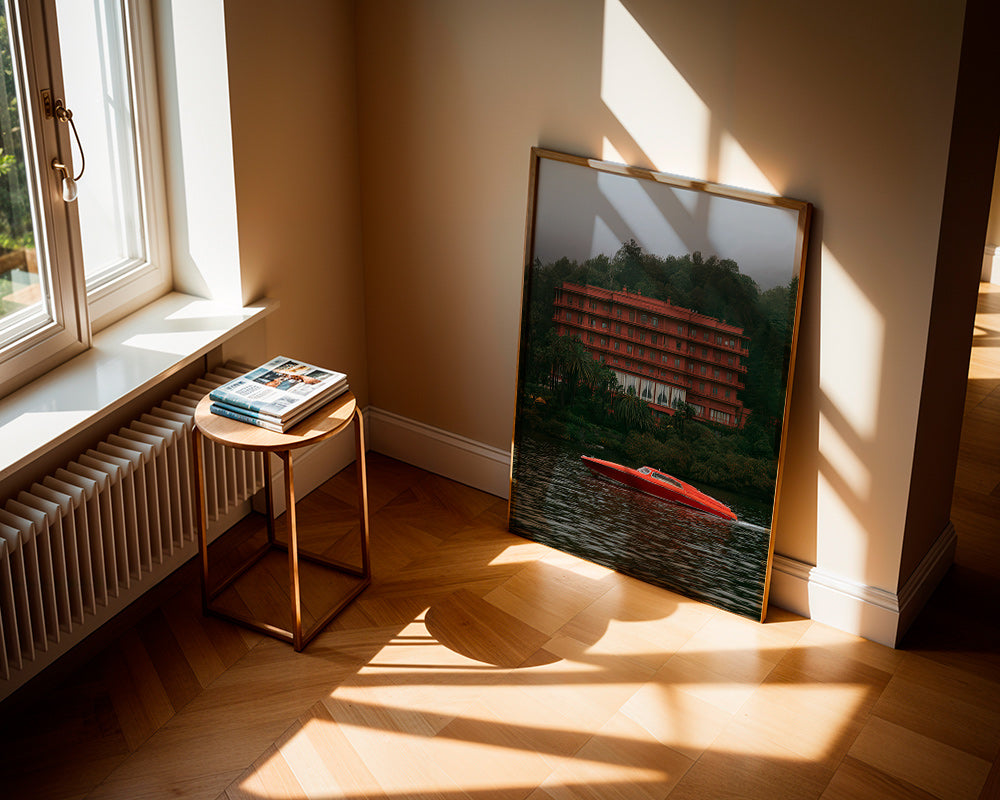 Quadro paesaggio con hotel rosso e motoscafo