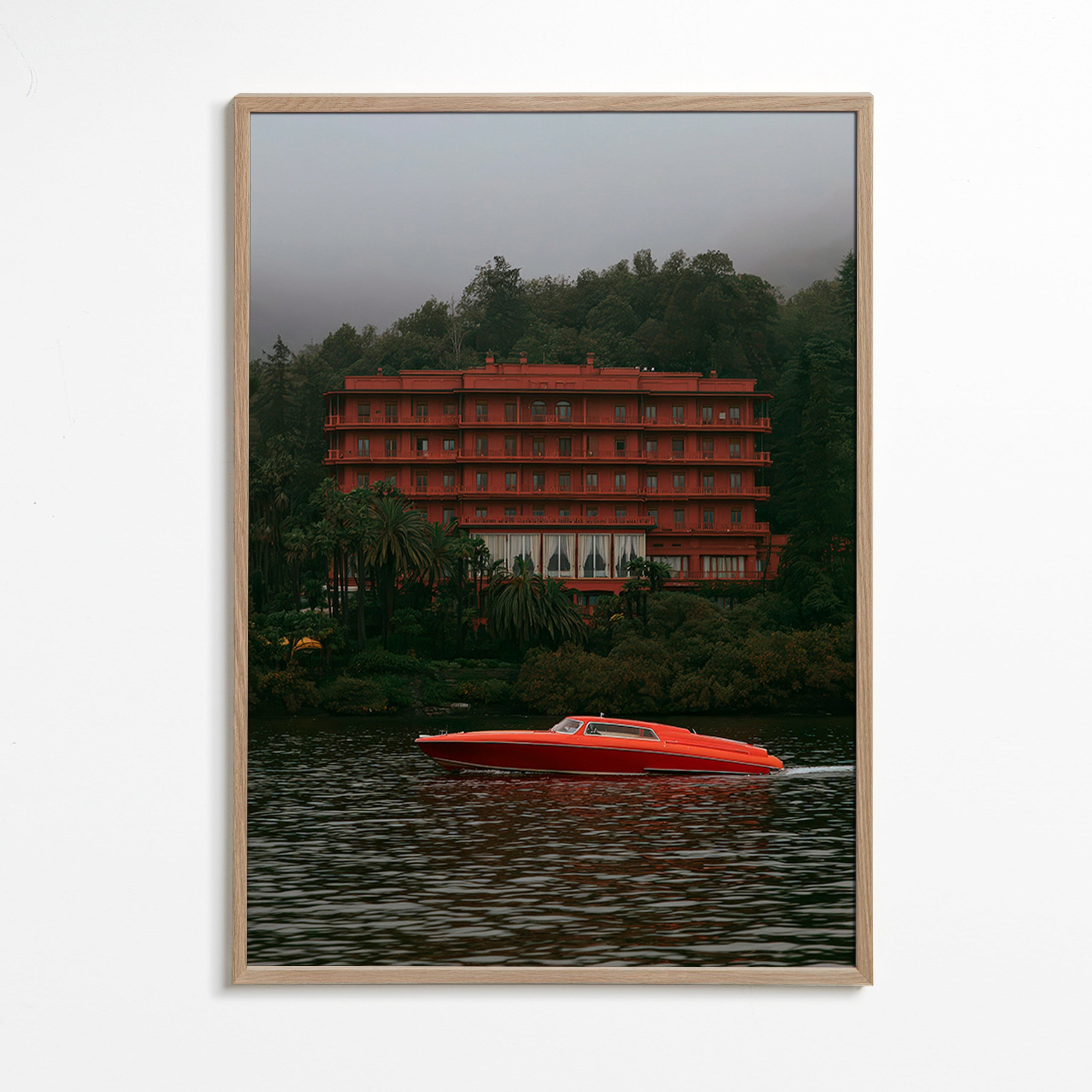 Quadro paesaggio con hotel rosso e motoscafo
