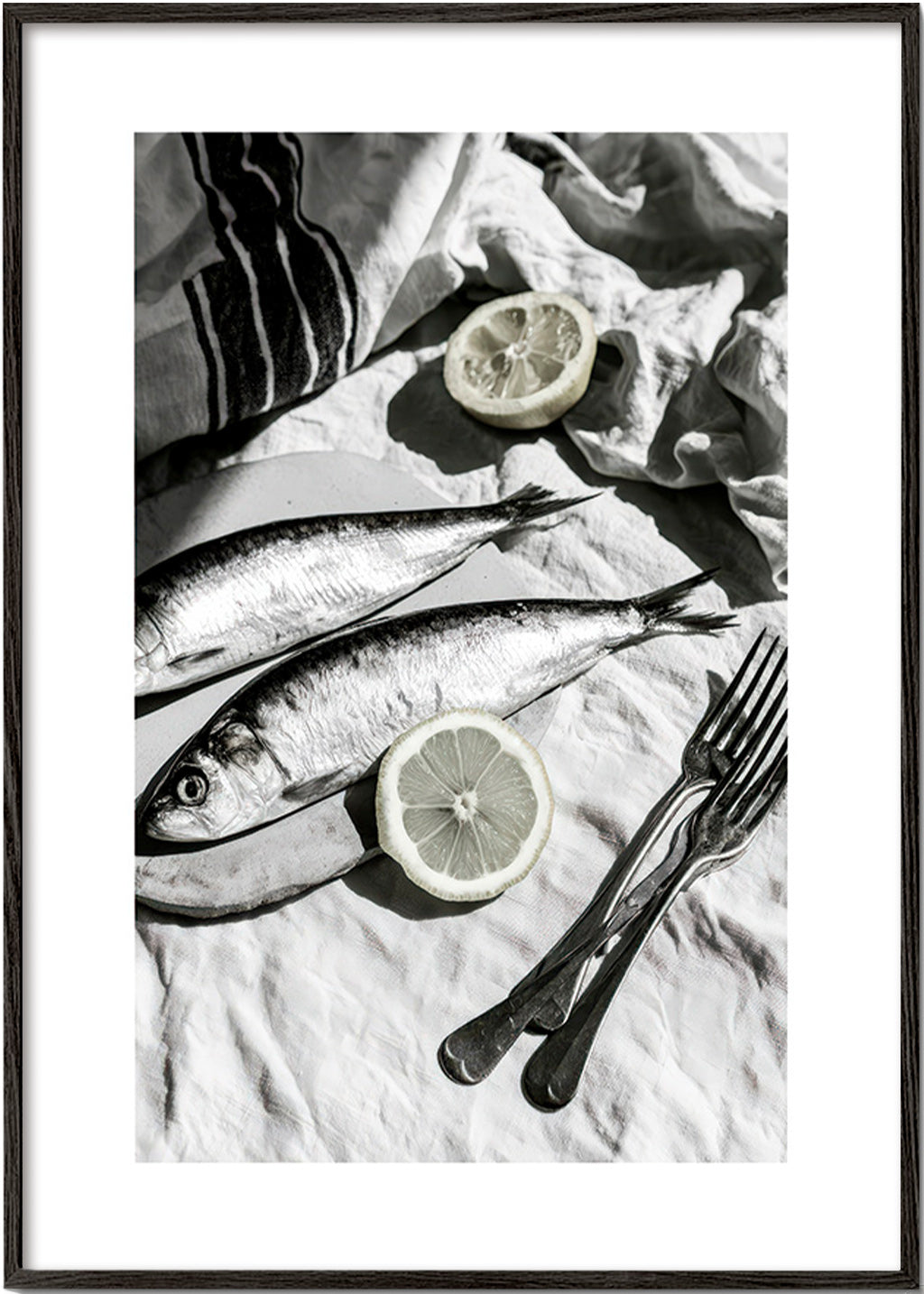 Arte da cucina: natura morta di sardine e limone in bianco e nero