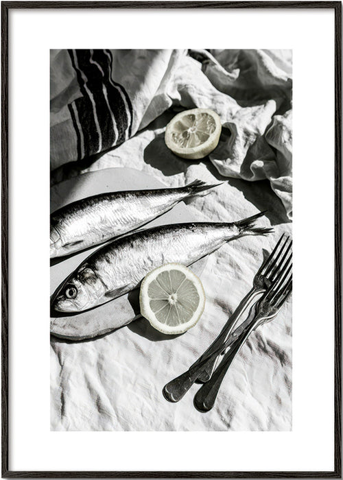 Arte da cucina: natura morta di sardine e limone in bianco e nero