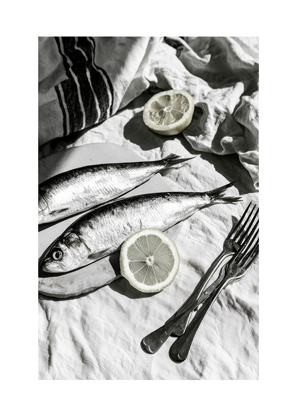 Arte da cucina: natura morta di sardine e limone in bianco e nero