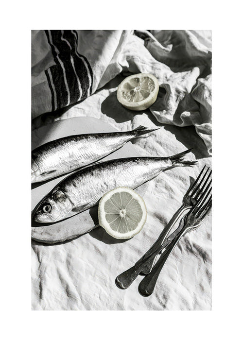 Arte da cucina: natura morta di sardine e limone in bianco e nero