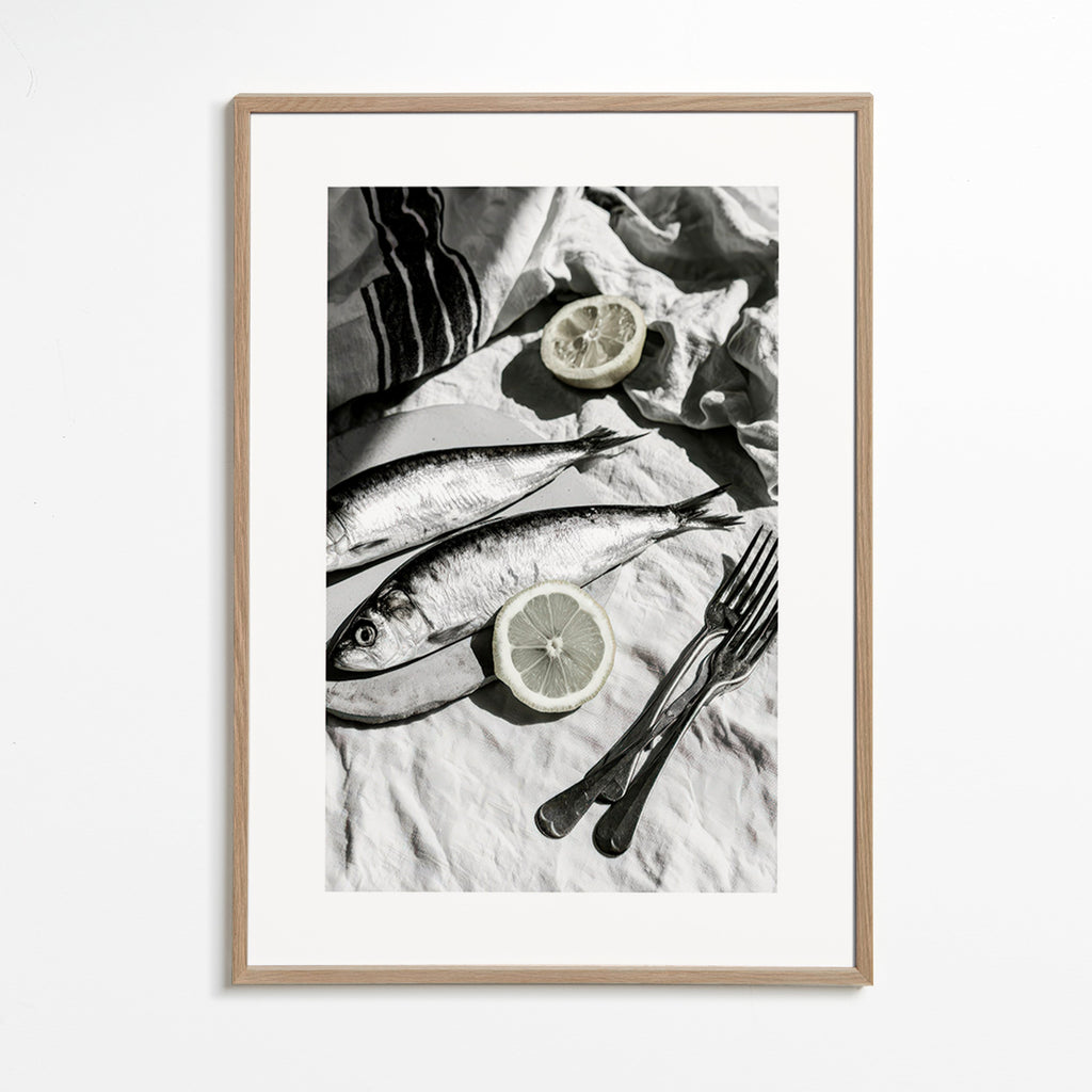Arte da cucina: natura morta di sardine e limone in bianco e nero