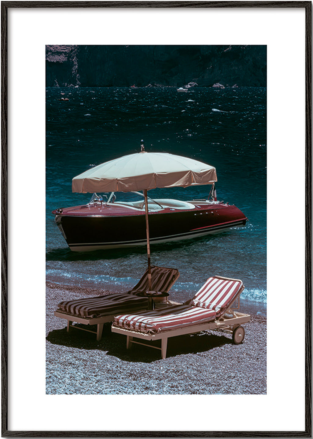 Quadro di paesaggio con barca classica e lettini in riva