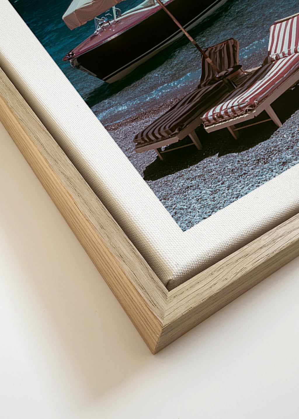 Quadro di paesaggio con barca classica e lettini in riva