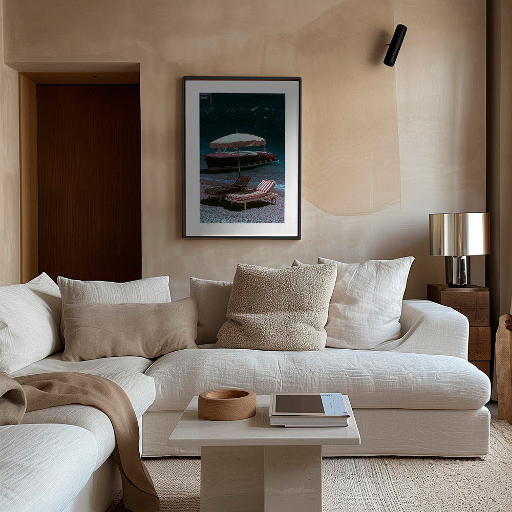 Quadro di paesaggio con barca classica e lettini in riva