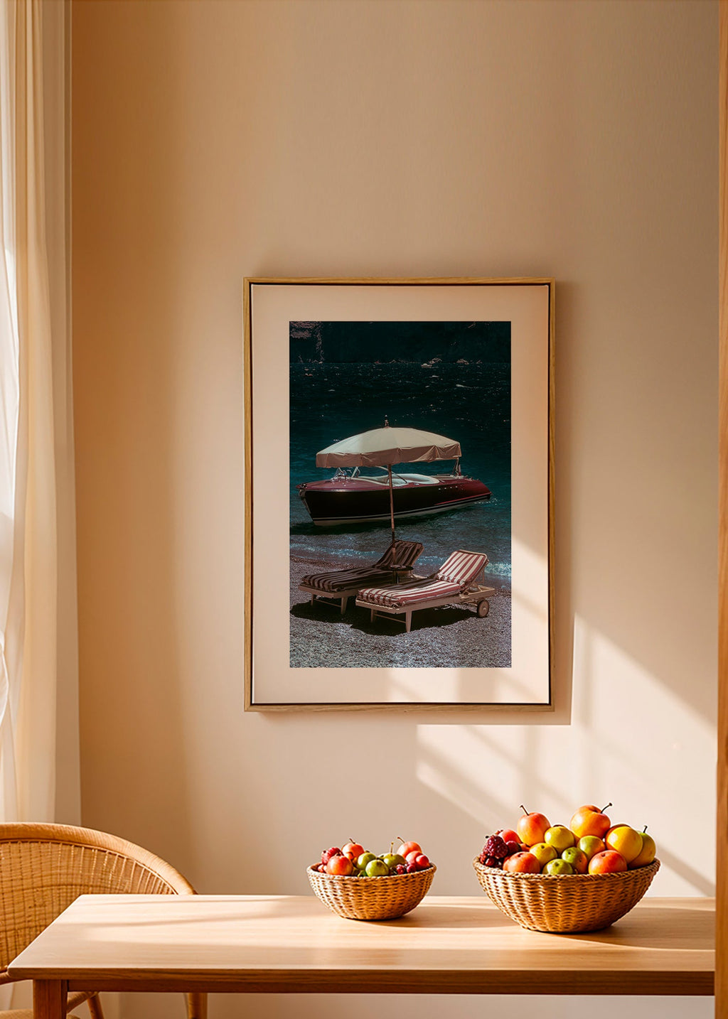 Quadro di paesaggio con barca classica e lettini in riva
