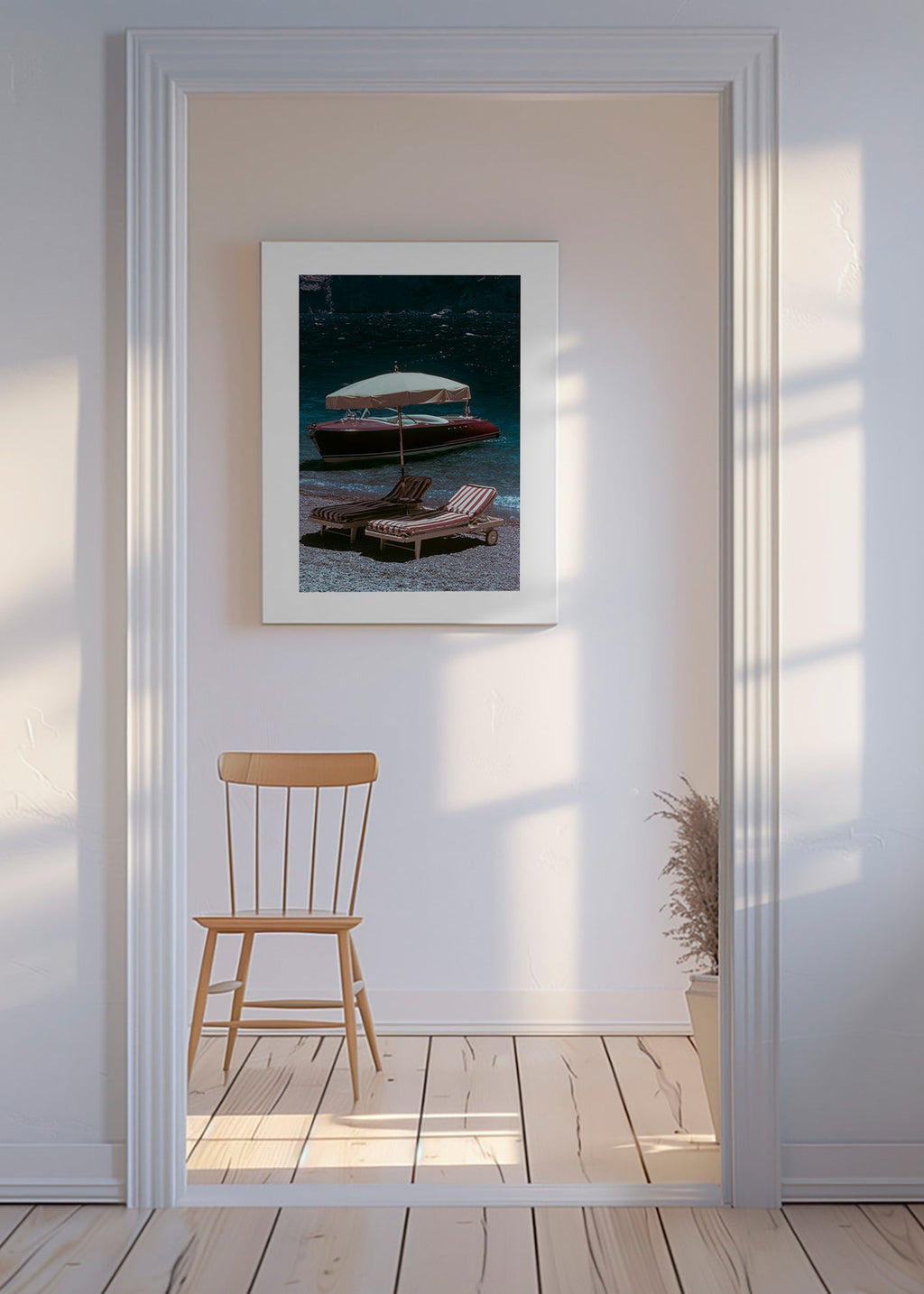 Quadro di paesaggio con barca classica e lettini in riva