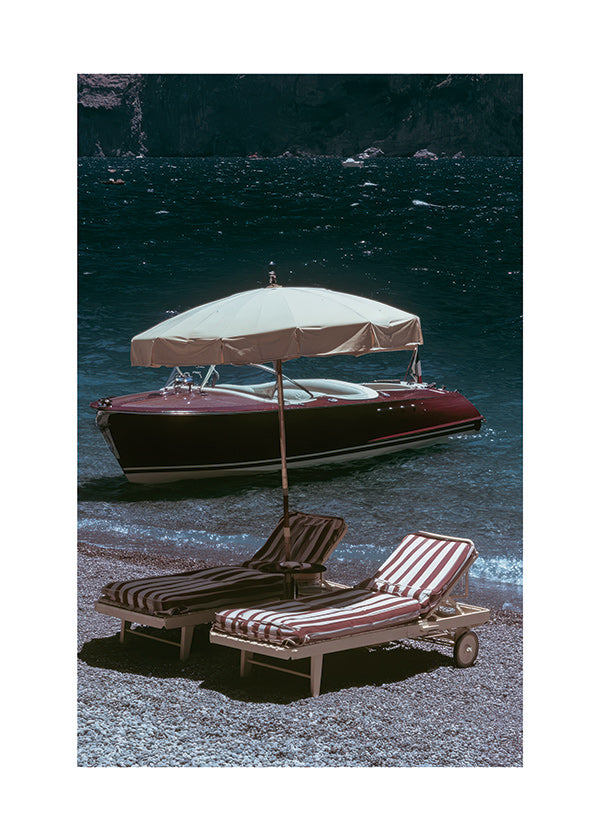 Quadro di paesaggio con barca classica e lettini in riva