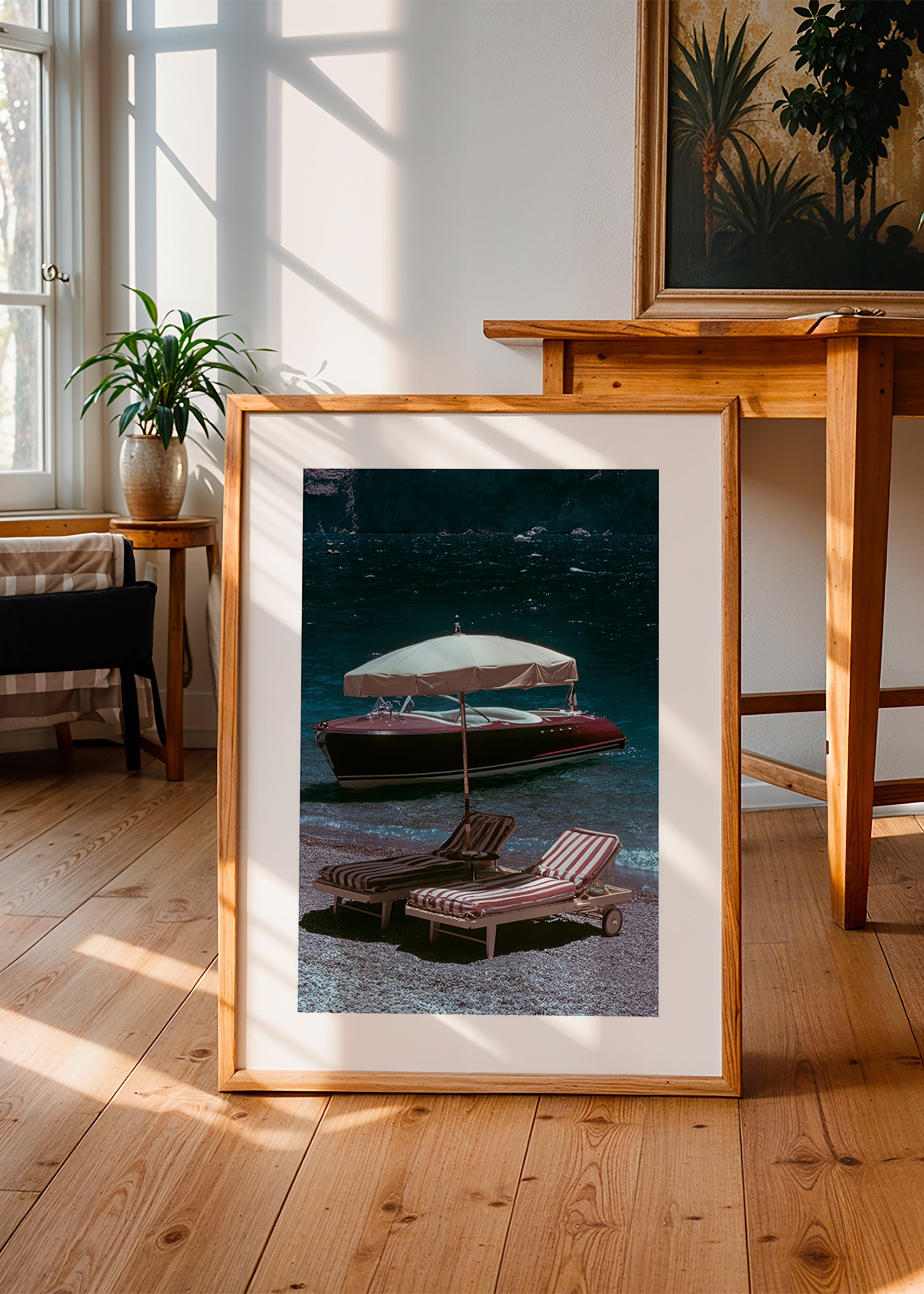 Quadro di paesaggio con barca classica e lettini in riva