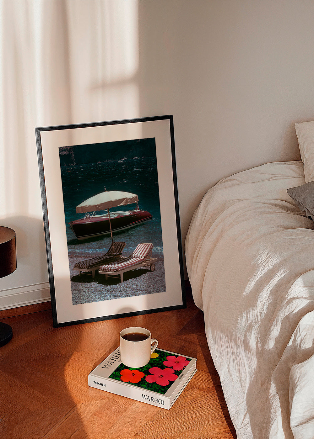 Quadro di paesaggio con barca classica e lettini in riva