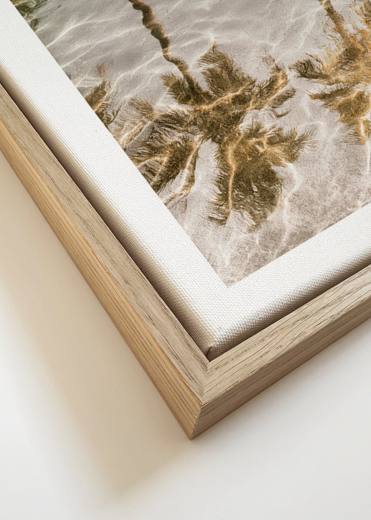 Arte paesaggistica con riflessi di palme