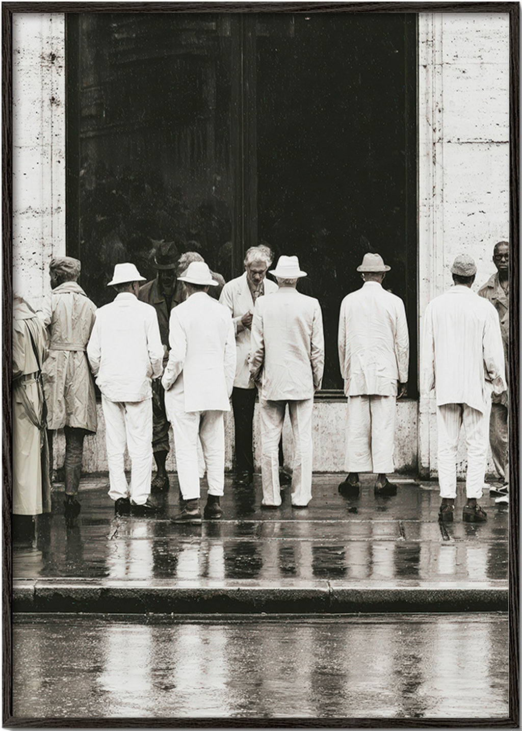 Fotografia in bianco e nero di uomini di spalle sotto la pioggia