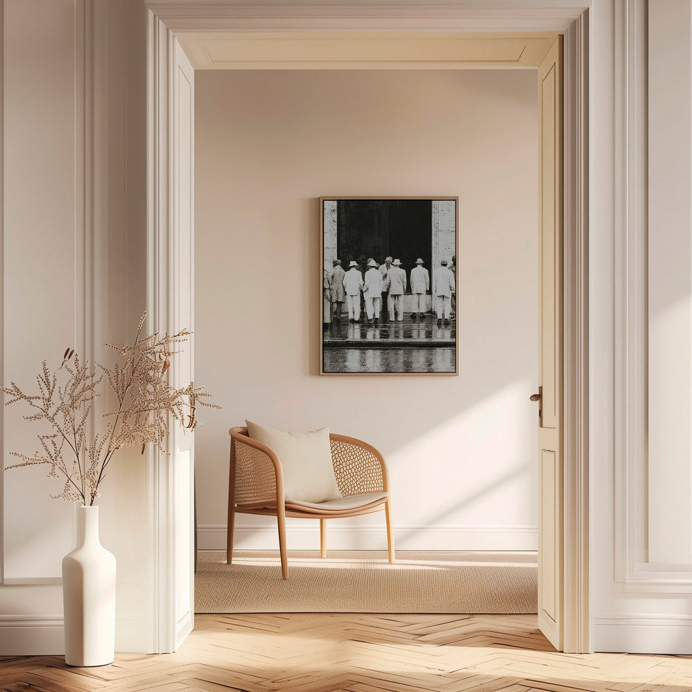 Fotografia in bianco e nero di uomini di spalle sotto la pioggia