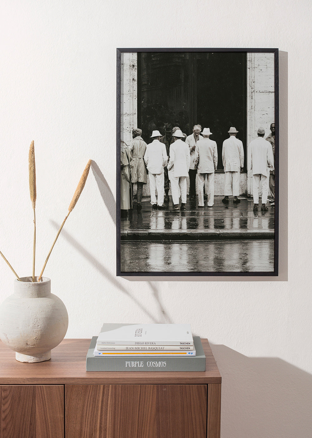 Fotografia in bianco e nero di uomini di spalle sotto la pioggia