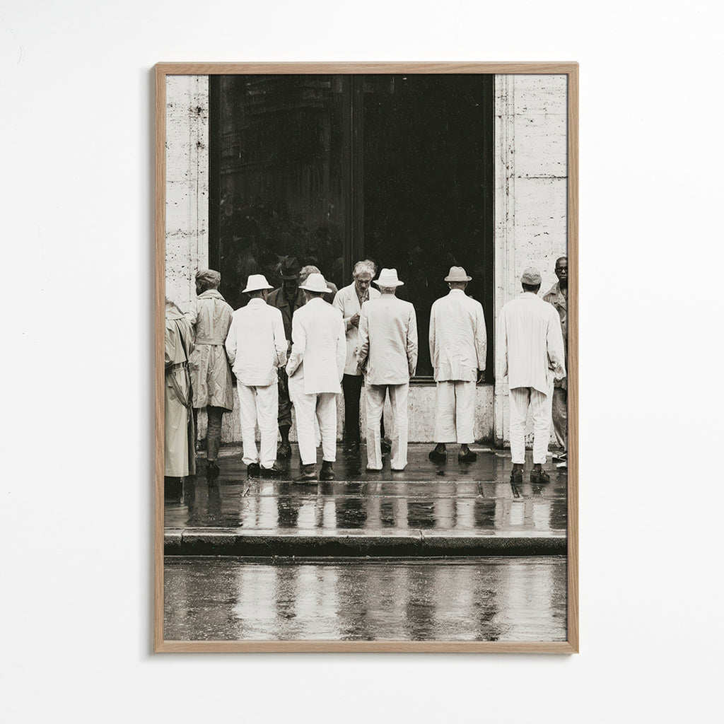 Fotografia in bianco e nero di uomini di spalle sotto la pioggia