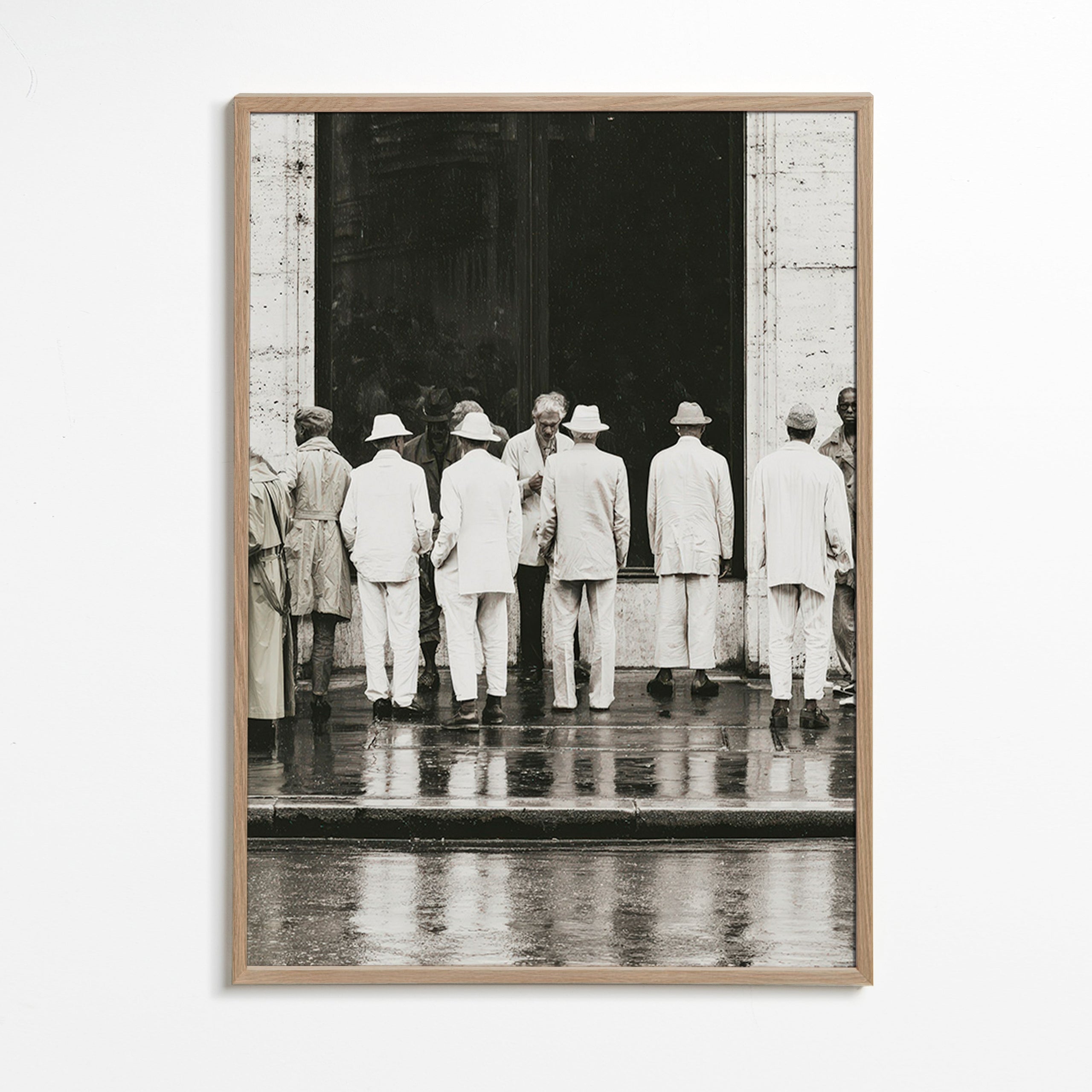 Fotografia in bianco e nero di uomini di spalle sotto la pioggia
