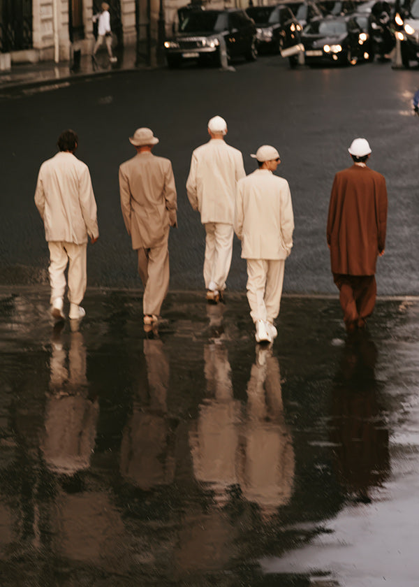 Fotografia urbana: cinque figure che camminano sotto la pioggia