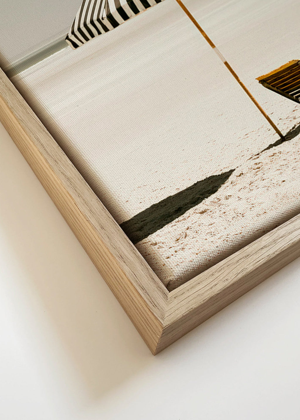 Quadro paesaggio con ombrellone solitario