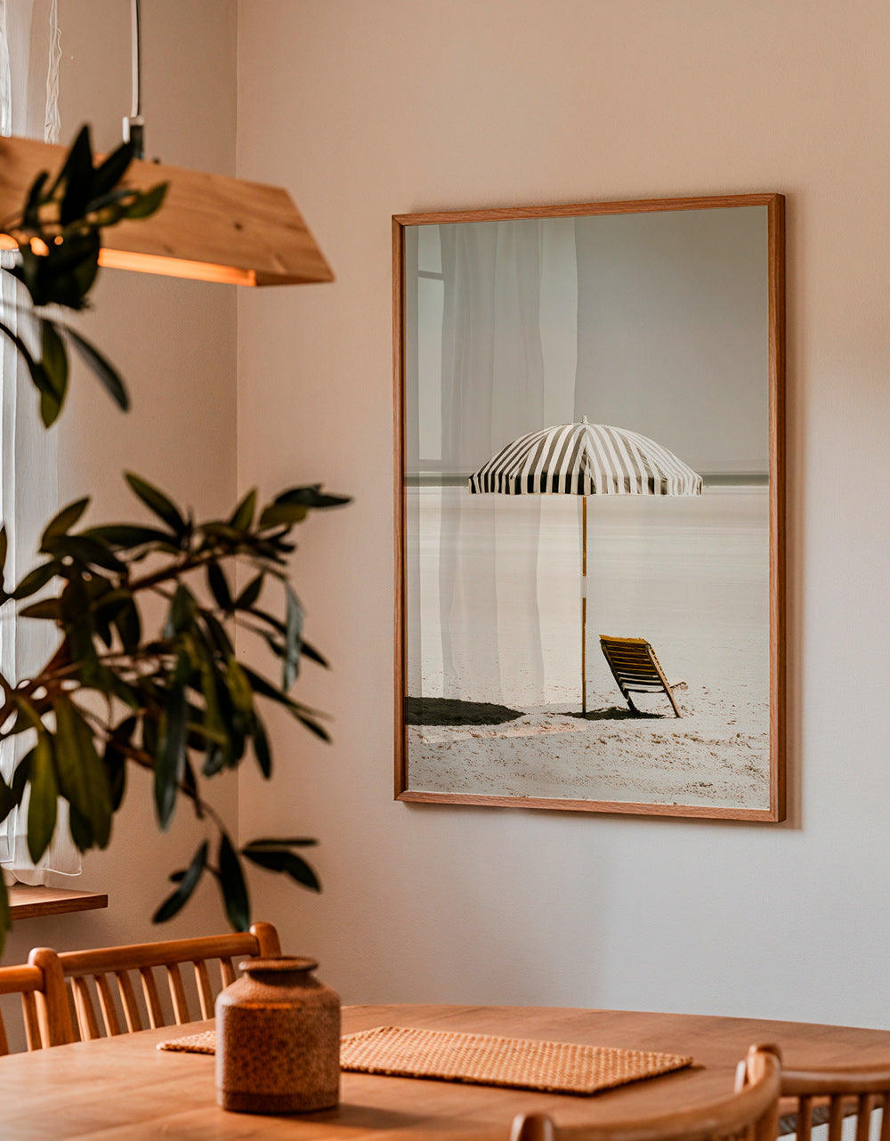 Quadro paesaggio con ombrellone solitario