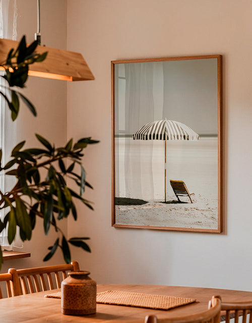 Quadro paesaggio con ombrellone solitario