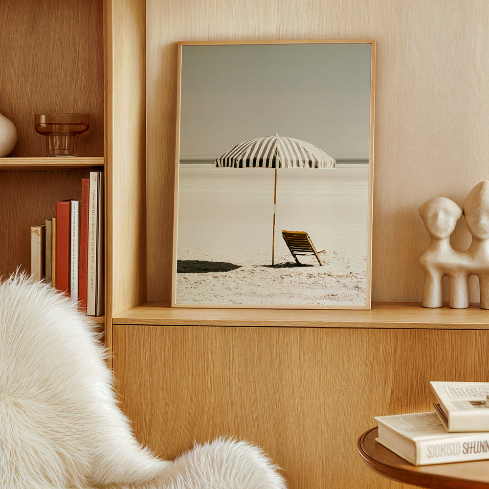 Quadro paesaggio con ombrellone solitario