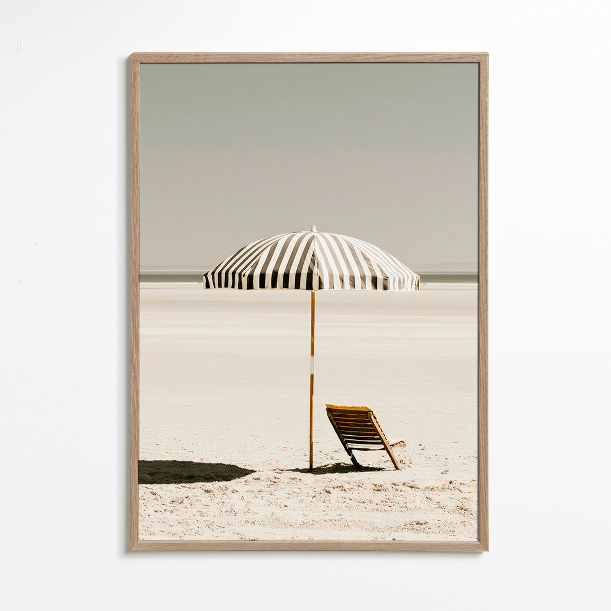 Quadro paesaggio con ombrellone solitario
