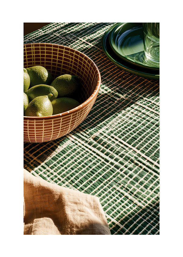 Arte da cucina con lime in ciotola e tessuto grafico