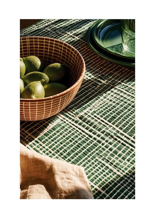 Arte da cucina con lime in ciotola e tessuto grafico