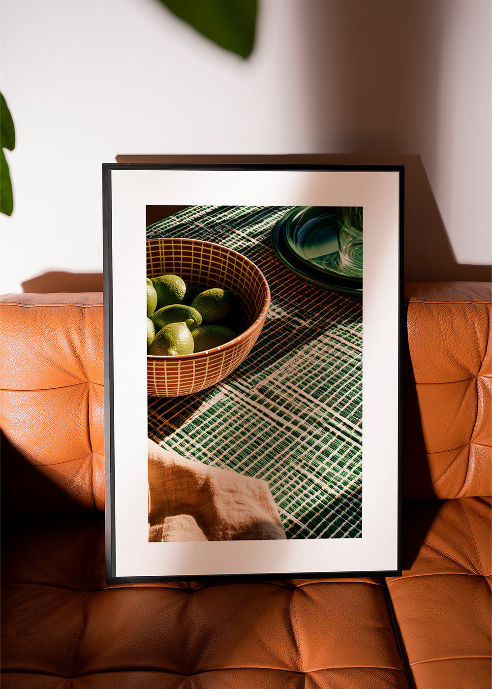 Arte da cucina con lime in ciotola e tessuto grafico