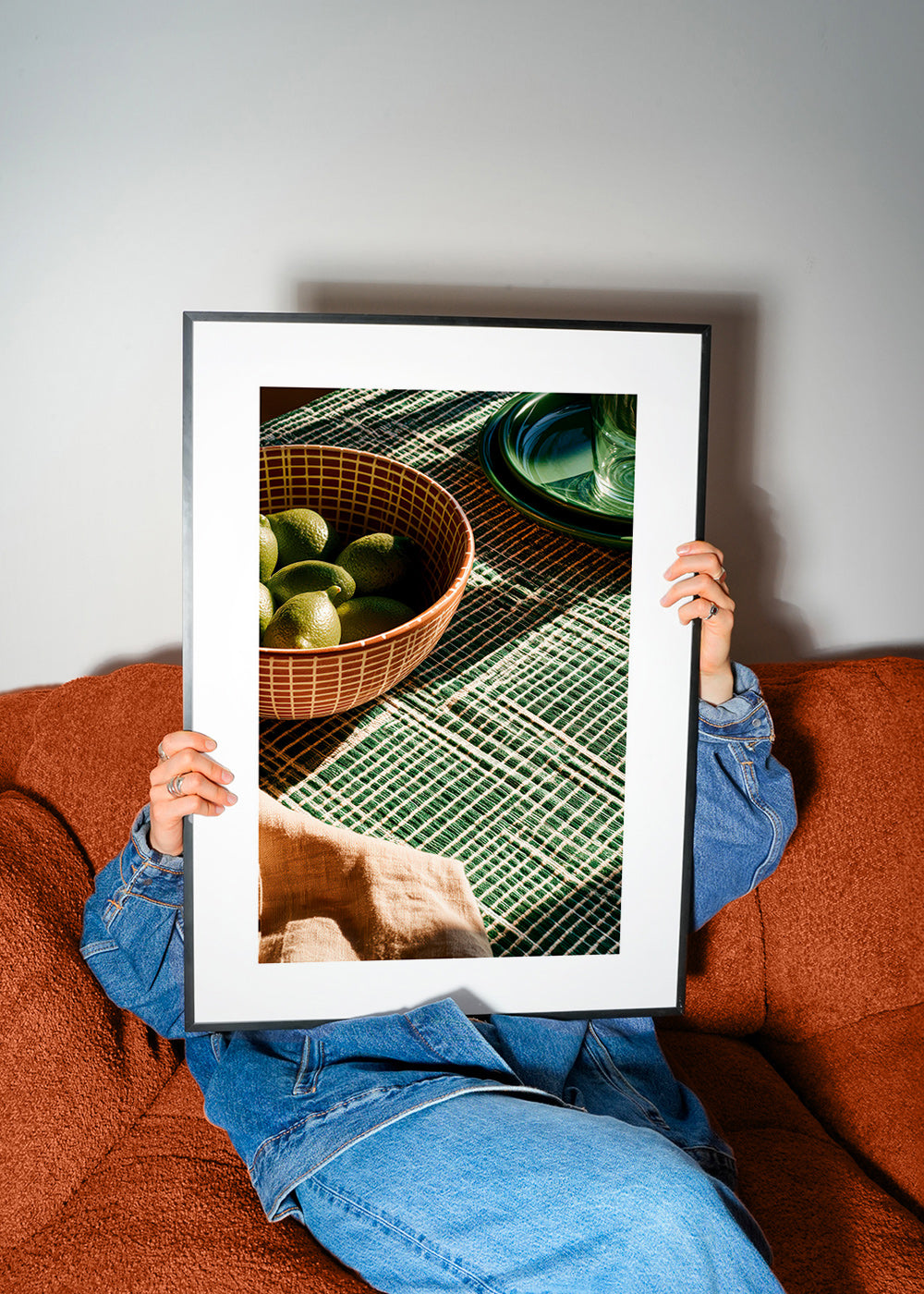 Arte da cucina con lime in ciotola e tessuto grafico